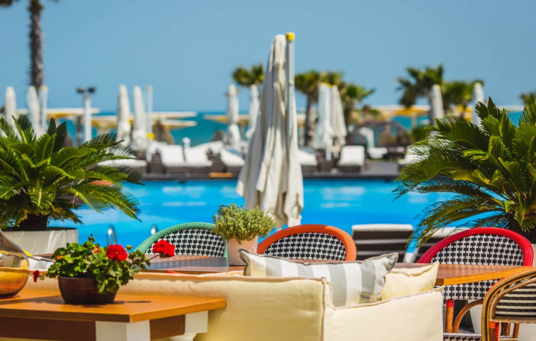 Havuz başı restoran